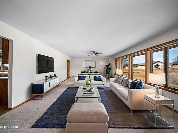 3rd image of 915 N Wilmer Drive