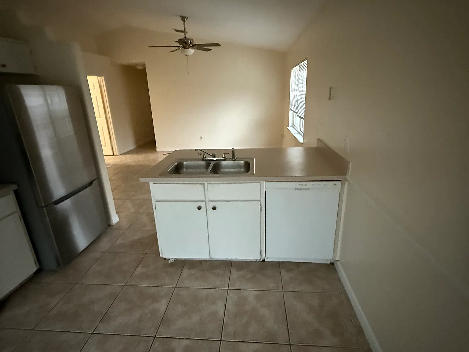 3 bed, 1250 sqft, $1,900 — Photo 2