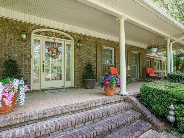326 Levan Dr, Columbiana, AL 35051