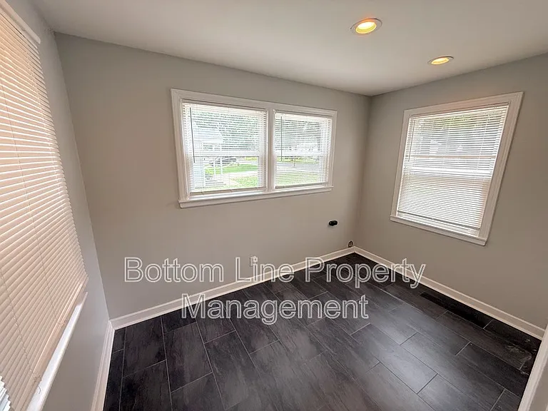 214 S Gardner Ave — Photo 5