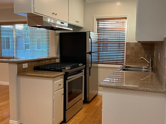 Kitchen - Oven and refrigerator