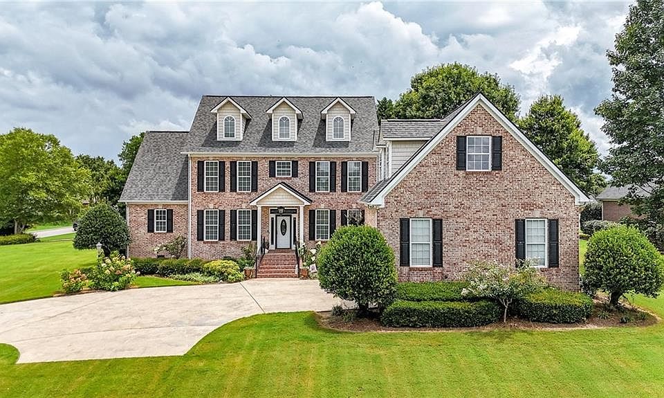 1st image of 325 Highland Pointe Dr
