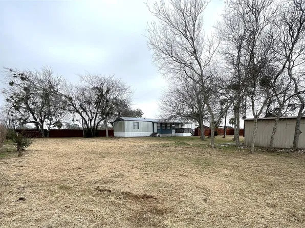 104 S Peach St, Seadrift, TX 77983