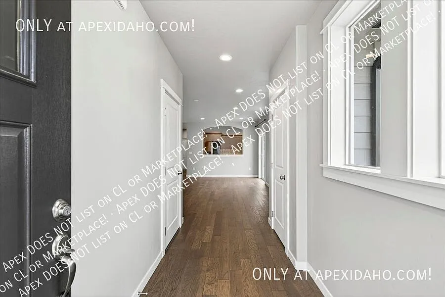 Beautiful 3-Bedroom Meridian Home with Modern Finishes & Fenced Backyard — Photo 4