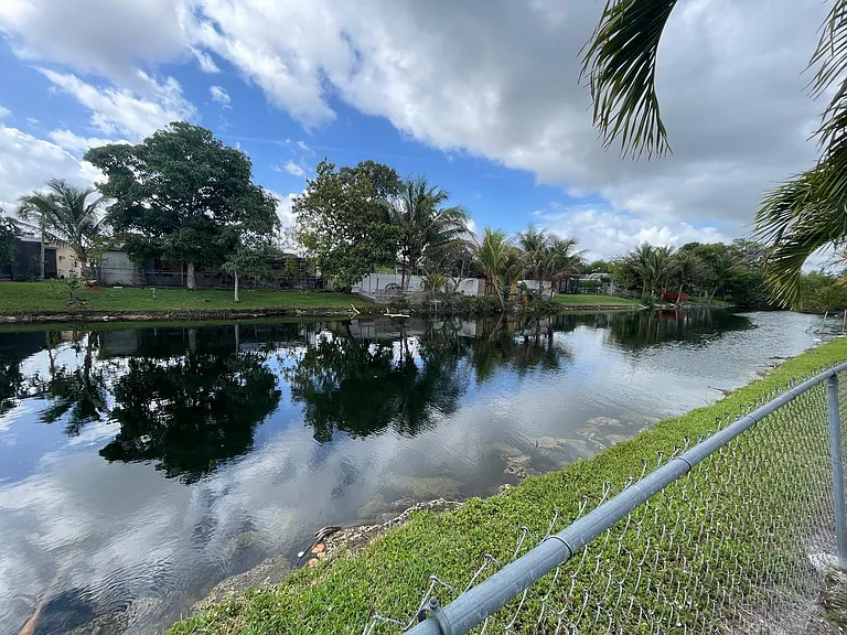 8136 NW 21st Ct — Photo 35