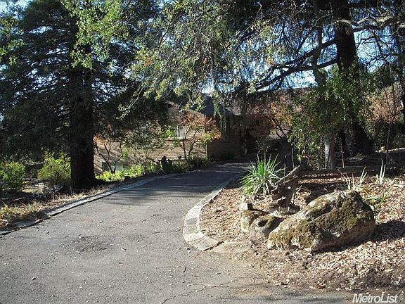 4th image of 415 East St