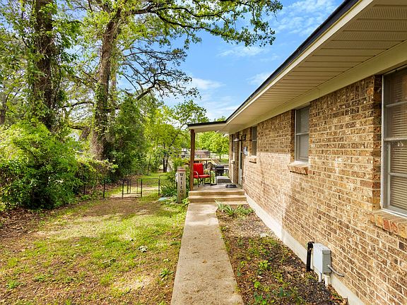 3rd image of 111 Island Park Dr
