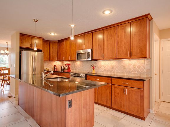 5th image of 1304 Bradley Dr