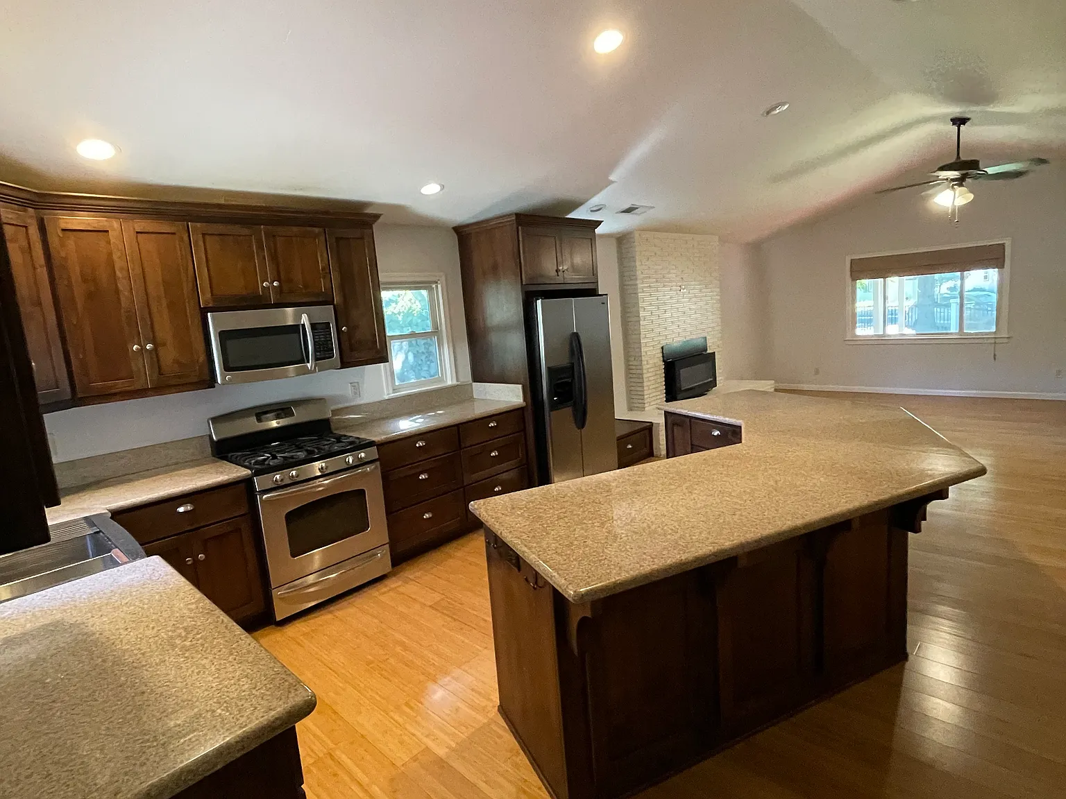 3 bed, 1311 sqft, $2,400 — Photo 2