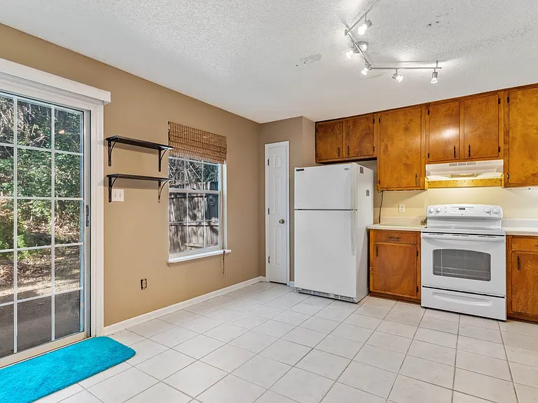 2372 Gregory Dr — Photo 7