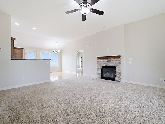 3rd image of 610 Lookout Way