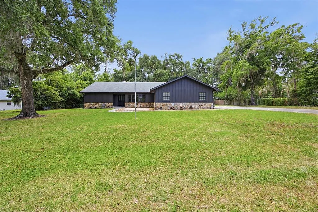 3 bed, 2.0 bath, 2105 sqft, $3,300 — Photo 1