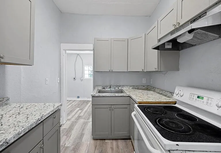 1648 W 36th St #1 — Photo 7