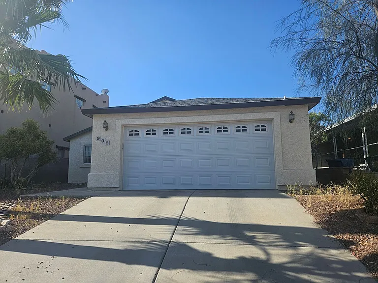 902 Riverfront Dr — Photo 2
