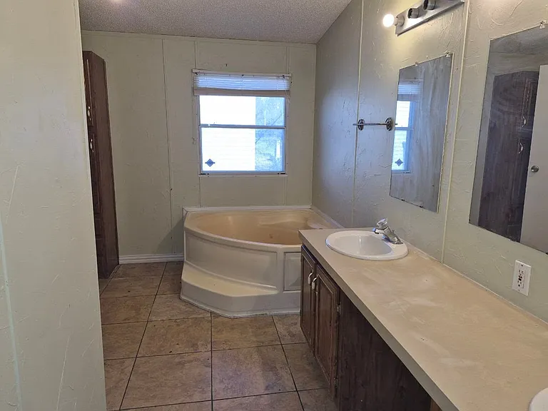 209 S Avenue B #18 — Photo 6