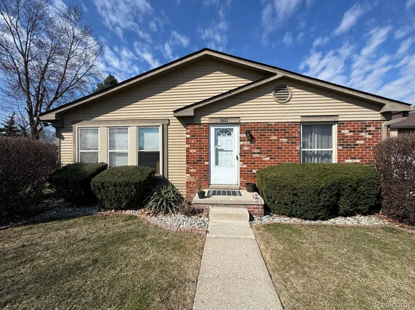 2774 Roundtree Dr, Troy, MI 48083