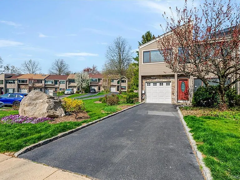 98 Lisa Dr — Photo 21