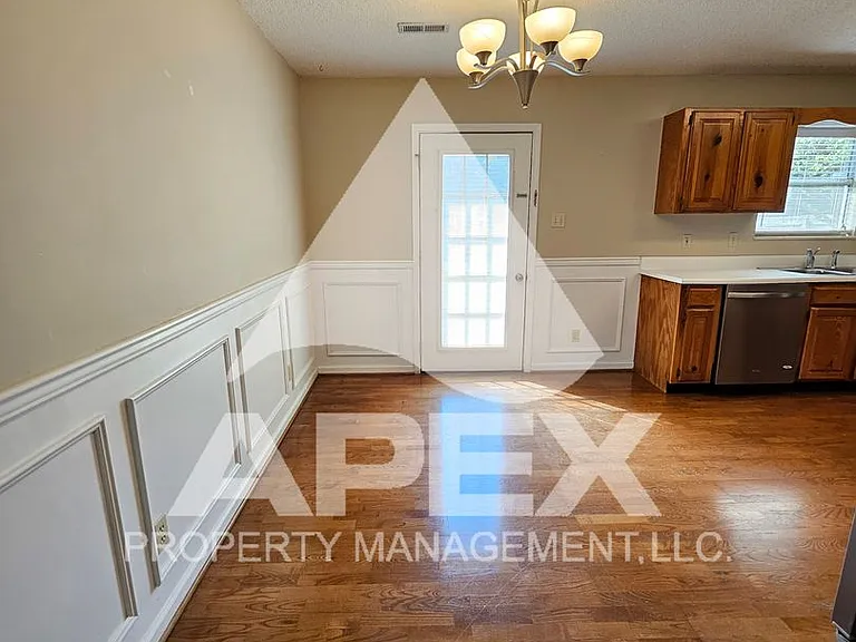2528 Cinema Dr — Photo 7