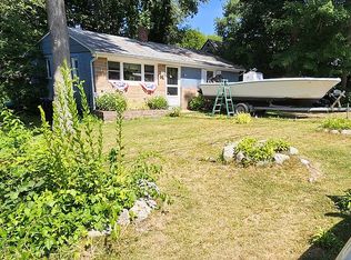 22 Spindrift Dr, Saunderstown, RI 02874