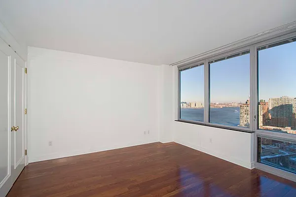 Sold by LG Fairmont Group | media 8