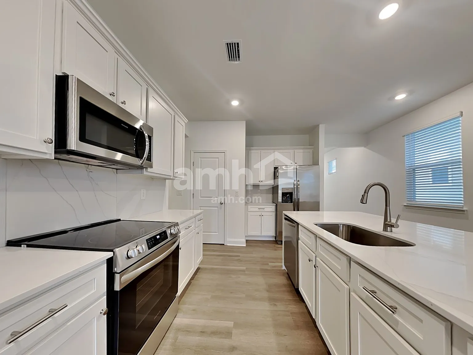 3 bed, 2.5 bath, 1800 sqft, $2,580 — Photo 3