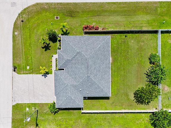 4th image of 3918 SW 14th Pl
