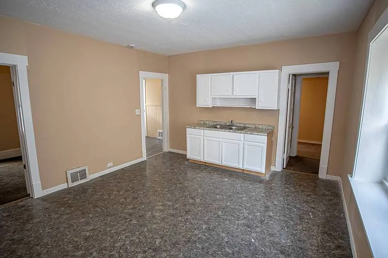 3 bed, 1.0 bath, 1130 sqft, $950 — Photo 2