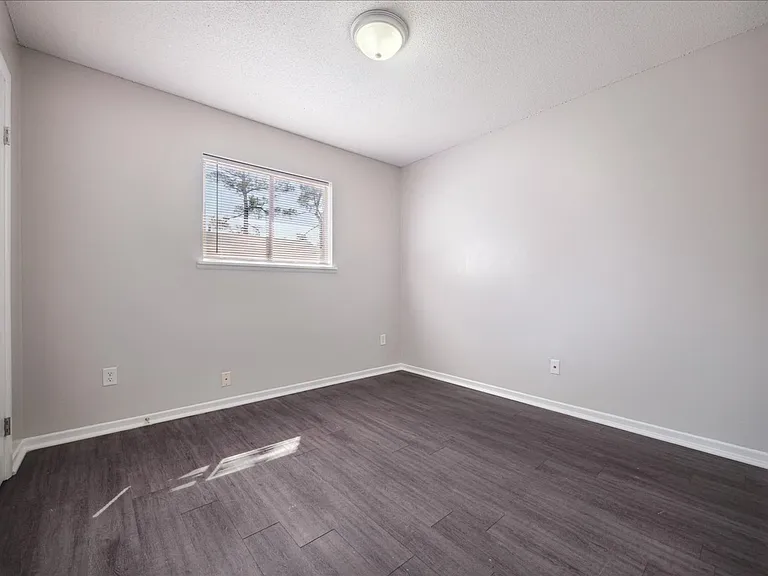 Holmes Pointe Apartments — Photo 25
