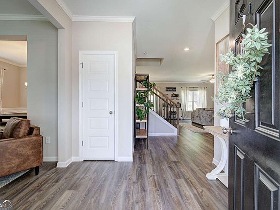 3rd image of 589 Belmont Ln