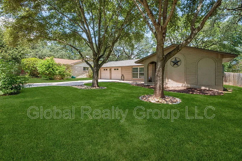 3 bed, 2.0 bath, 1612 sqft, $1,675 — Photo 2