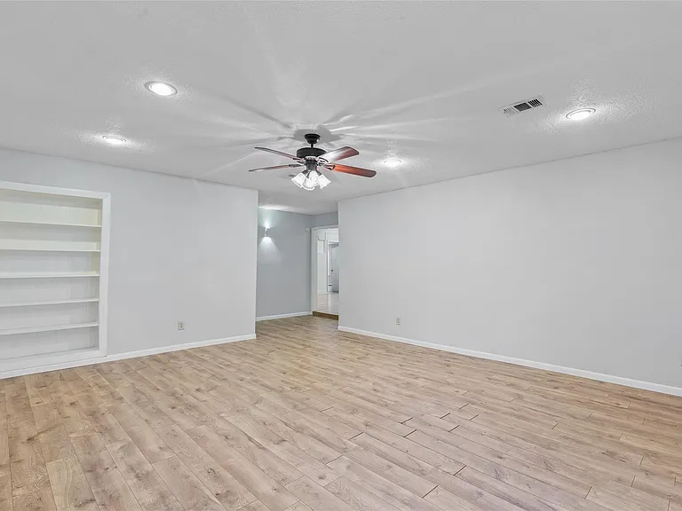 118 E Thornton Rd — Photo 15