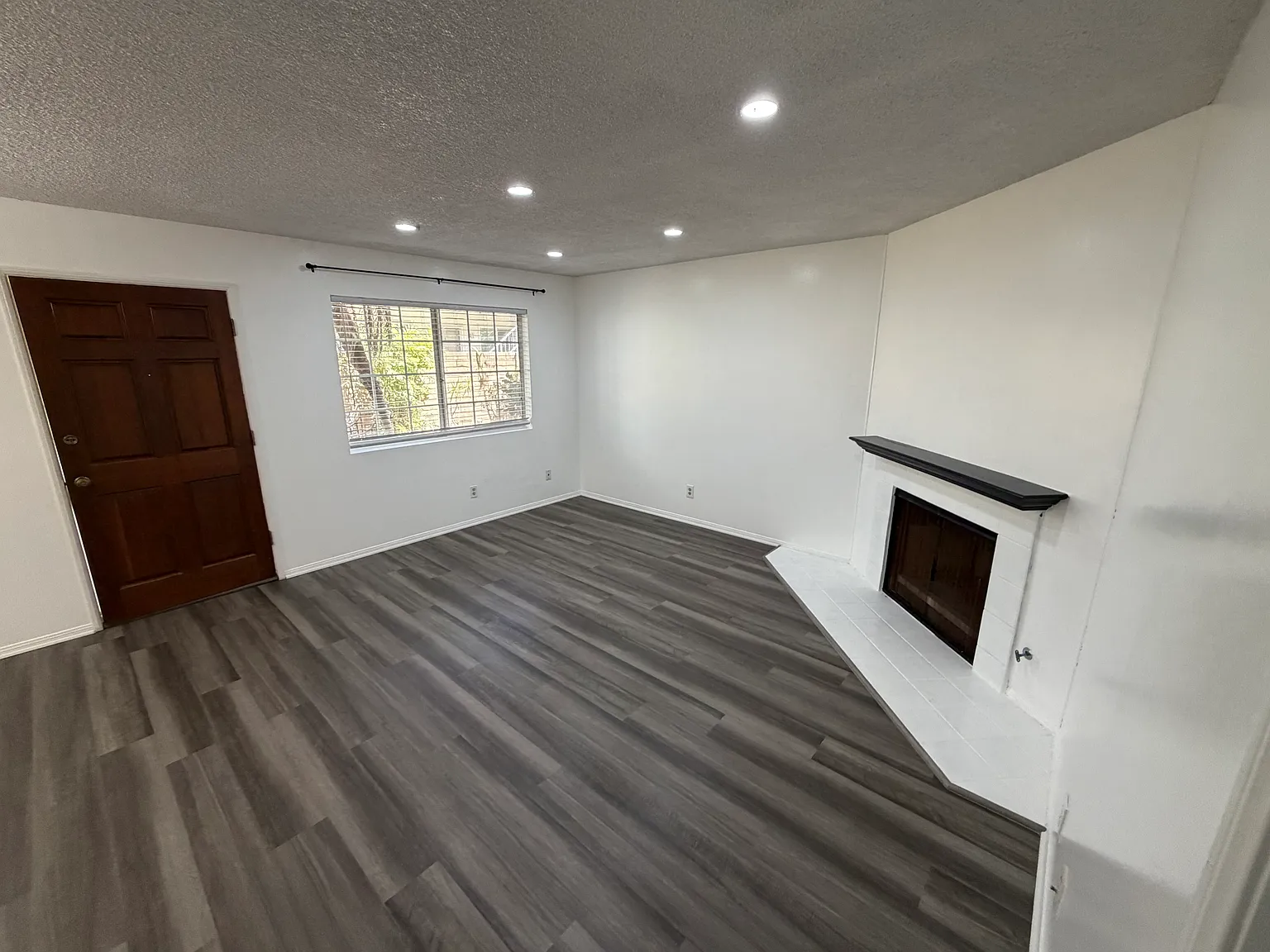 2 bed, 1000 sqft, $3,300 — Photo 4