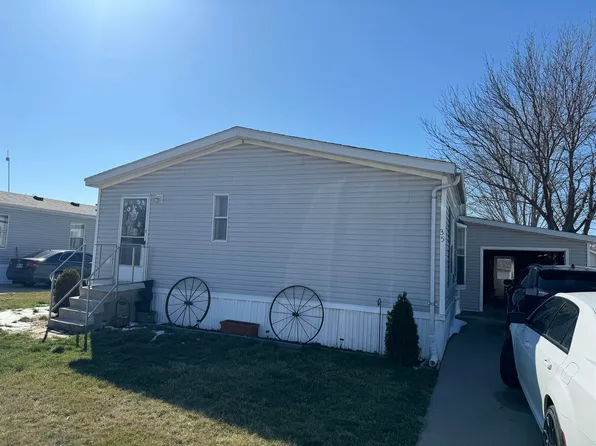 35 Sara Dr, Hastings, NE 68901
