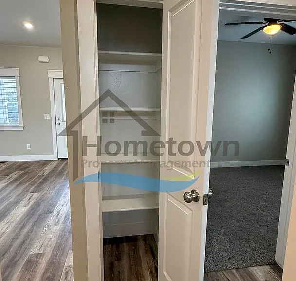 215 S Hills St — Photo 24