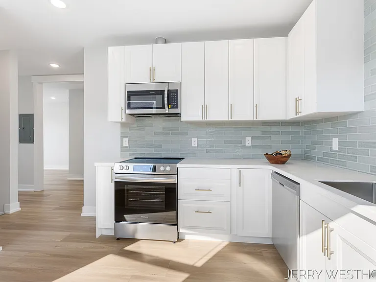 715 Butterworth St SW #4 — Photo 9