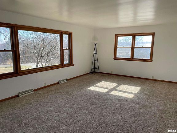 5th image of 1009 Shady Acres Ln