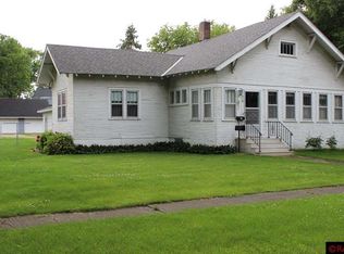 316 1st St SW, Madelia, MN 56062