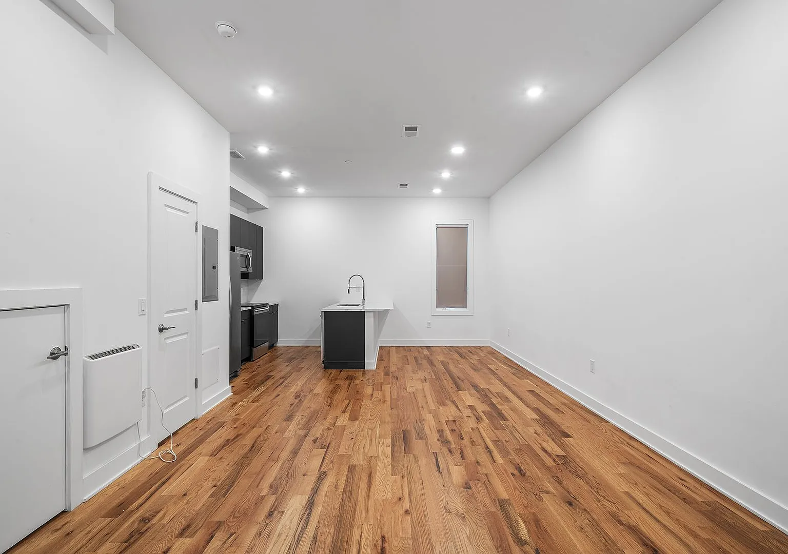 4bedroom 3.5 bathroom with parking available now — Photo 4