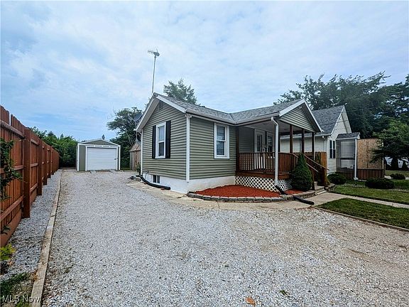 4th image of 579 Fairlawn Ave