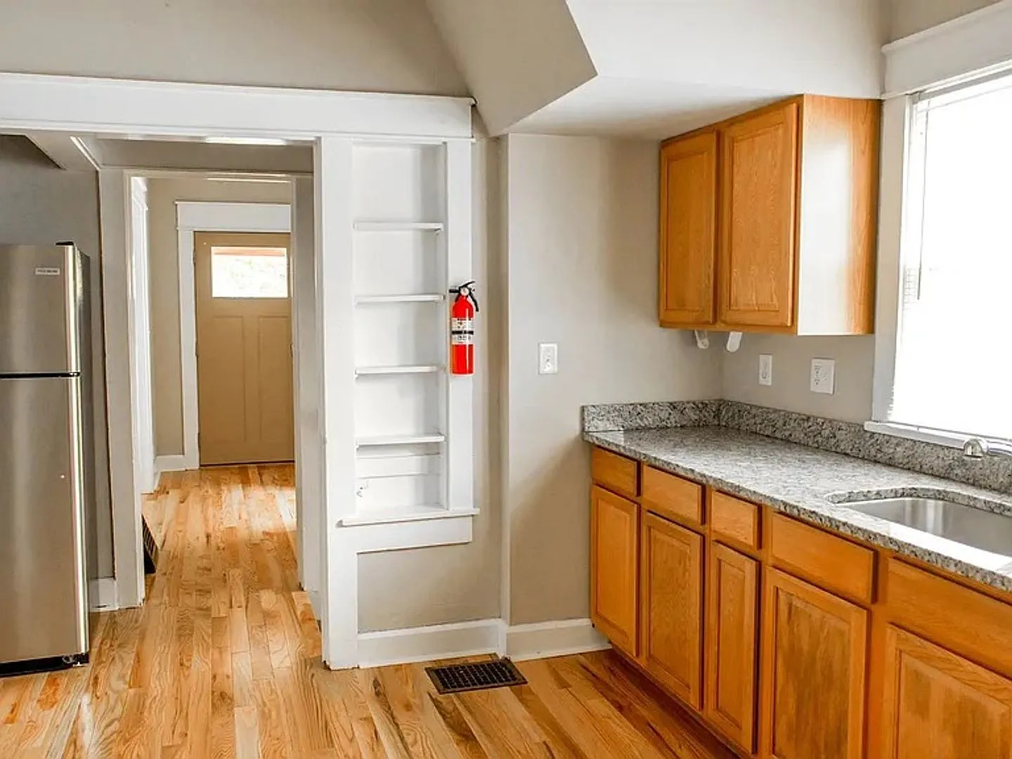604 E 2nd St - 5 Bedroom/2 Bath - Close to campus! — Photo 2