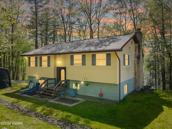 157 Water View Dr, Hawley, PA 18428