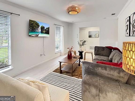 3rd image of 216 Pinecrest Pl