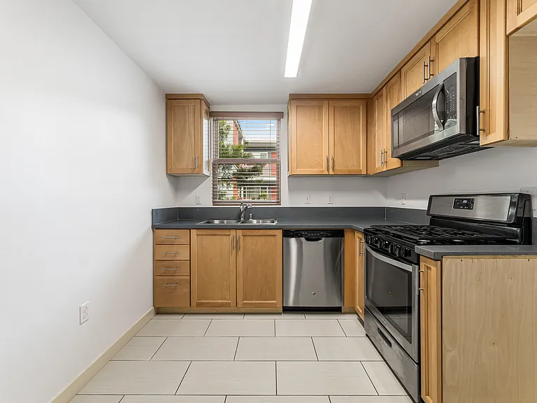 13439 Burbank Blvd — Photo 11