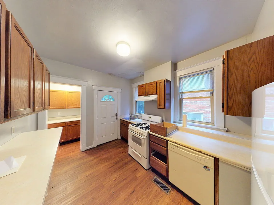 2424 W Clifton Ave