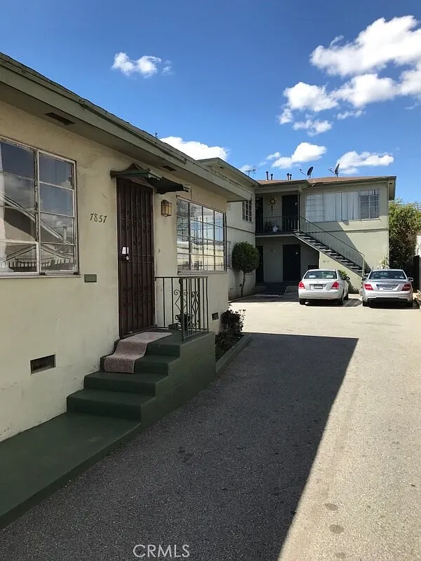 2 bed, 893 sqft, $2,600 — Photo 2