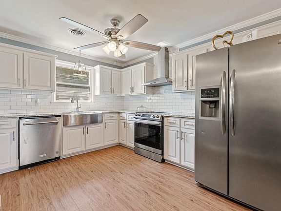 3rd image of 828 Melody Ln
