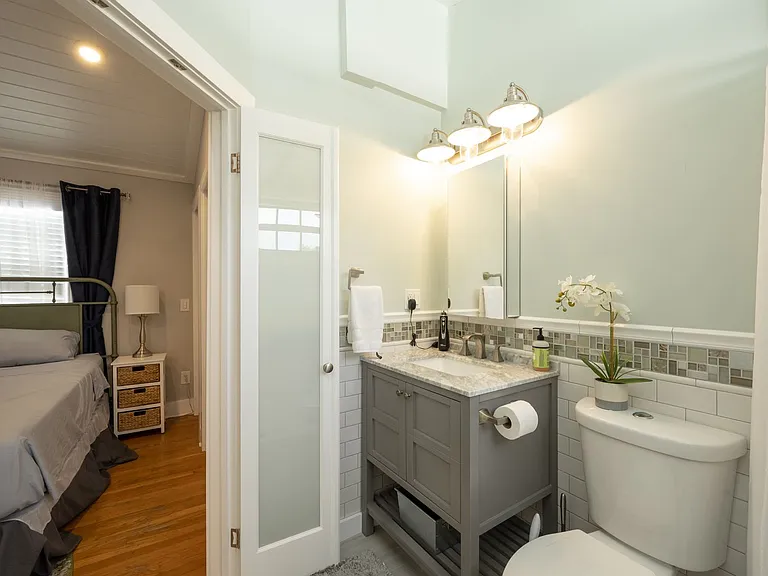 415 Julia St — Photo 26