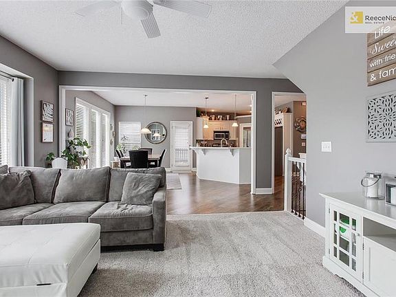 Enjoy the openess of the kitchen and livingroom.... great for entertaining!