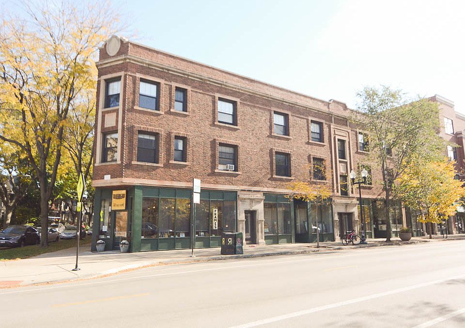 1st image of 3831 N Lincoln Ave APT 2