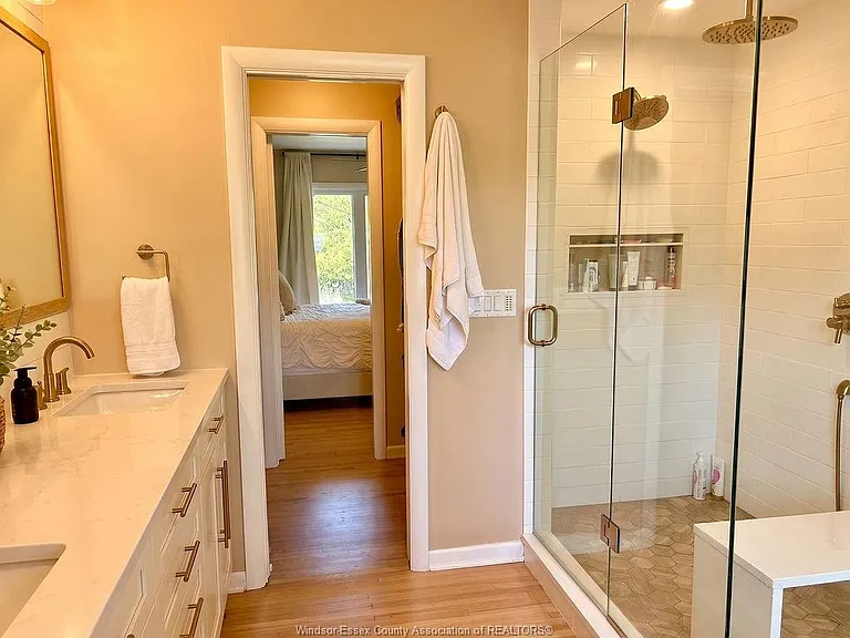 338 Barry Ave — Photo 11
